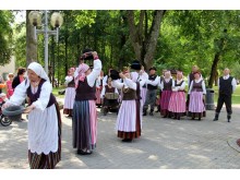 25-ąjį gimtadienį švenčiantis ansamblis „Mėguva“ 20-ojoje jubiliejinėje tarptautinėje Dainavos krašto folkloro šventėje Druskininkuose šoka ir dainuoja šio kurorto gyventojams bei svečiams. /  „Mėguvos“ nuotr.