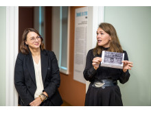 Paroda apie silkių kelią „Nuo Šiaurės jūros iki Kūčių stalo“. Parodos bendraautorės dr. Raimonda Nabažaitė ir Akvilė Poškienė. Fotografas Aldas Kazlauskas